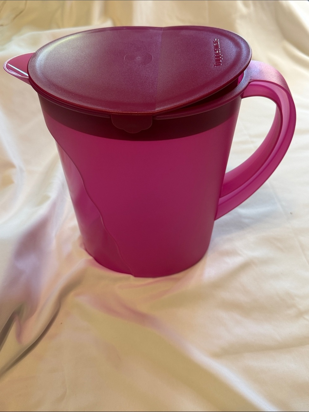 Tupperware Magenta Plastic Pitcher with Lid 1 gallon